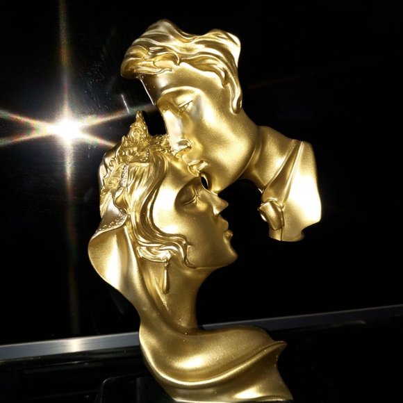 💕Kissing Lovers Home Décor Decorative Gold Accents💕 - Picture 3 of 7
